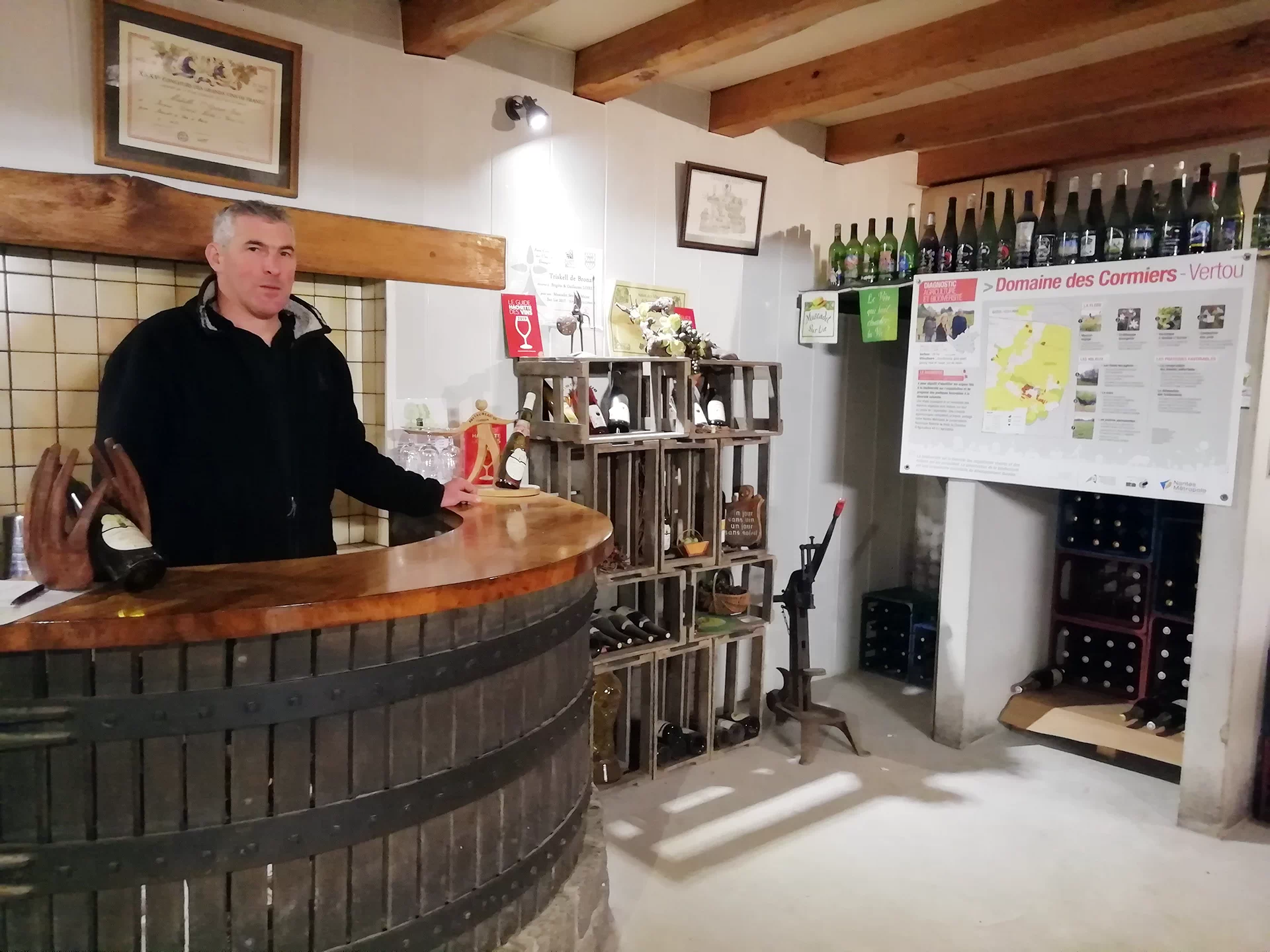 Guillaume Loiret dans la cave de dégustation